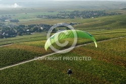 Paramoteur au dessus des vignes de Sancerres 18