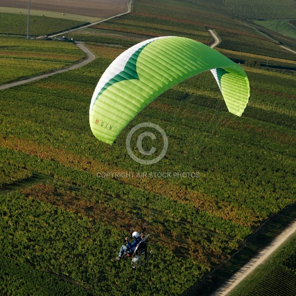 Paramoteur au dessus des vignes de Sancerres 18