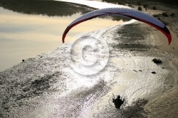 Paramoteur en contre jour survolant la plage , Vendée 85