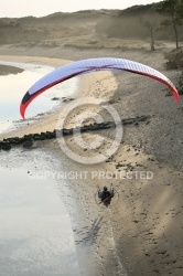 Paramoteur en contre jour survolant la plage , Vendée 85