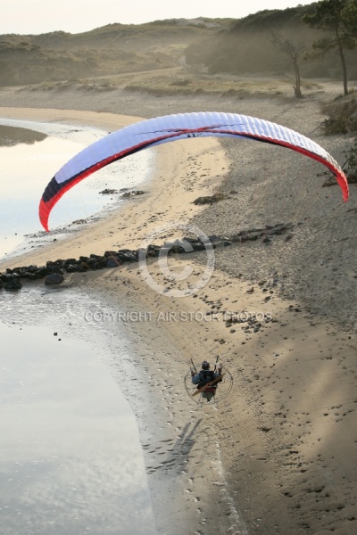 Paramoteur en contre jour survolant la plage , Vendée 85