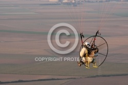 Paramoteur en vol au dessu de la Beauce