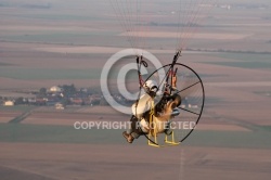 Paramoteur en vol au dessu de la Beauce