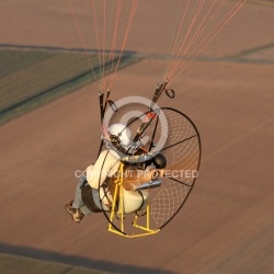 Paramoteur en vol au dessu de la Beauce