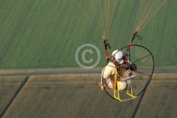 Paramoteur en vol au dessu de la Beauce