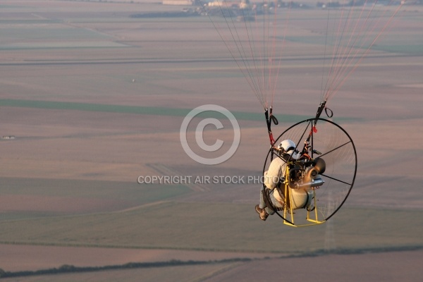 Paramoteur en vol au dessu de la Beauce