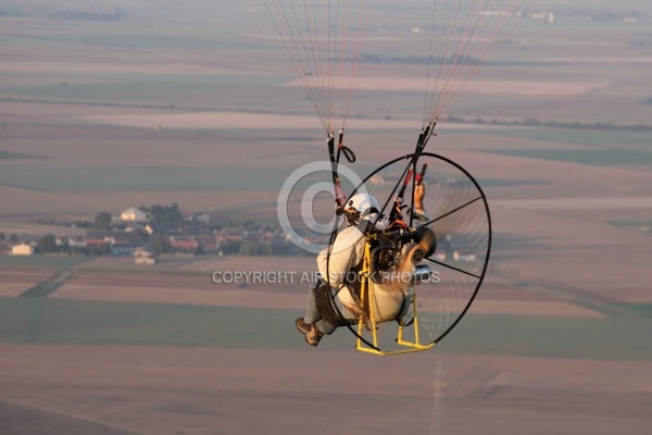 Paramoteur en vol au dessu de la Beauce