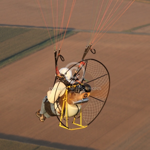 Paramoteur en vol au dessu de la Beauce