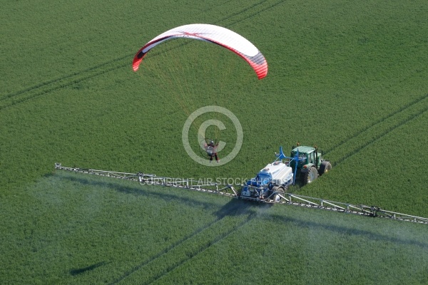 Paramoteur en vol au dessus d un tracteur