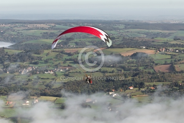 Paramoteur en vol au dessus de la Brume