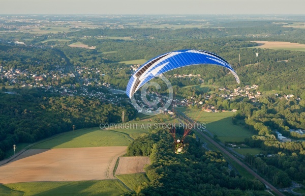 Paramoteur en vol au dessus de Saint-Chéron 91