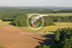 Paramoteur en vol au dessus des champs de l yonne, en région Bo