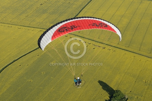 Paramoteur en vol pour la chasse aux trésors Paramoteur en vol pour la chasse aux trésors