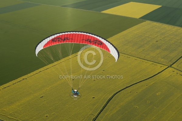 Paramoteur en vol pour la chasse aux trésors Paramoteur en vol pour la chasse aux trésors
