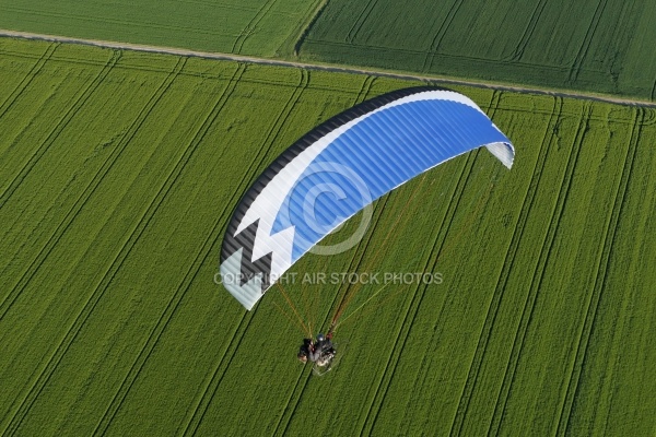 Paramoteur en vol pour la chasse aux trésors Paramoteur en vol pour la chasse aux trésors