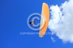 paramoteur parapente ciel bleu