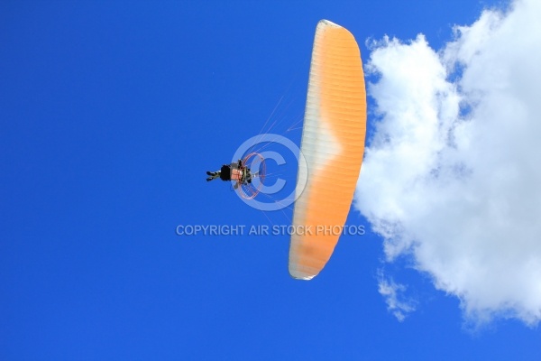 paramoteur parapente ciel bleu