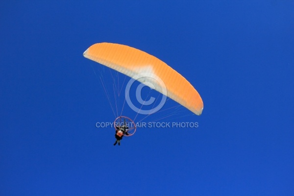 paramoteur parapente ciel bleu