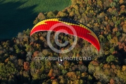 Paramoteur rouge paysage d automne en Ile-de-France