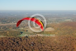 Paramoteur rouge paysage d automne en Ile-de-France