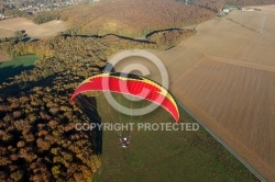 Paramoteur rouge paysage d automne en Ile-de-France