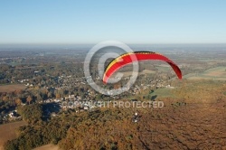 Paramoteur rouge paysage d automne en Ile-de-France