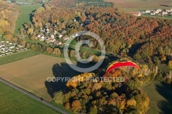 Paramoteur rouge paysage d automne en Ile-de-France