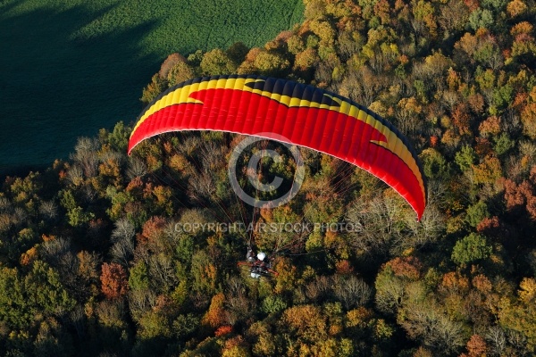 Paramoteur rouge paysage d automne en Ile-de-France