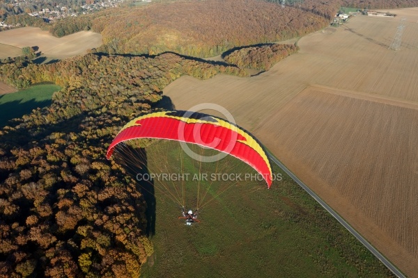 Paramoteur rouge paysage d automne en Ile-de-France