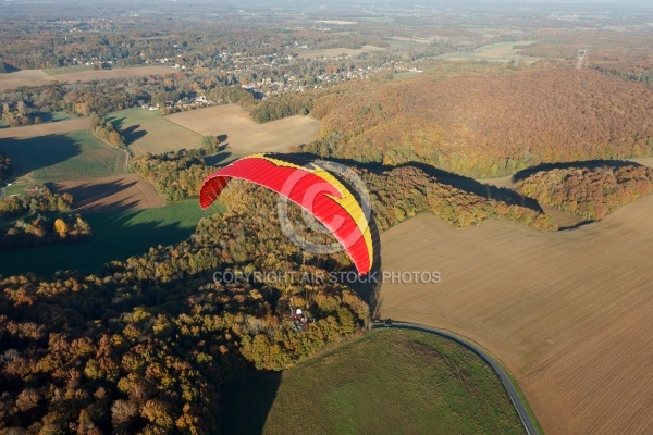 Paramoteur rouge paysage d automne en Ile-de-France