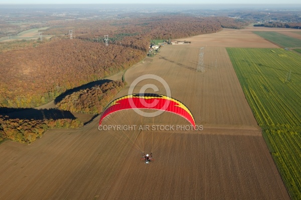 Paramoteur rouge paysage d automne en Ile-de-France