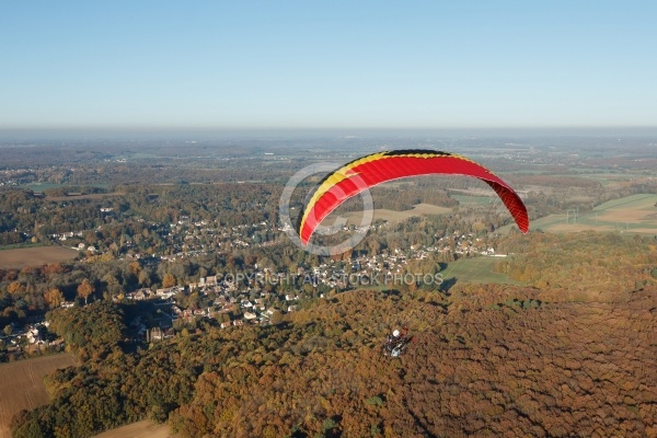 Paramoteur rouge paysage d automne en Ile-de-France