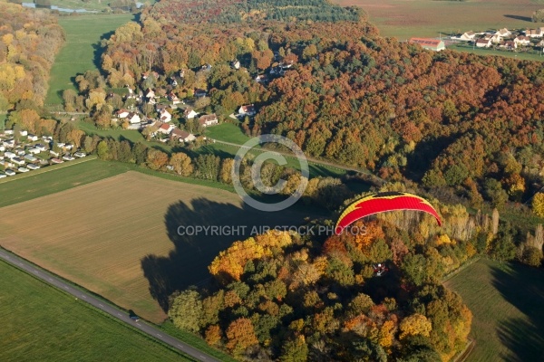 Paramoteur rouge paysage d automne en Ile-de-France