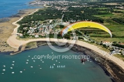 Paramoteur survolant la  baie de la Perroche