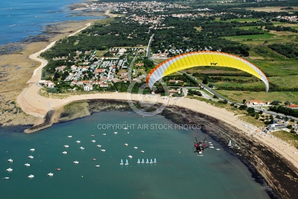 Paramoteur survolant la  baie de la Perroche