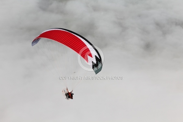 Paramoteur Ulm au dessus des nuages