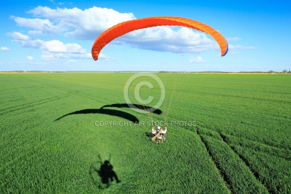 Paramoteur ULM champ de blÃ© vert