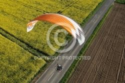 Paramoteur ULM survolant le colza