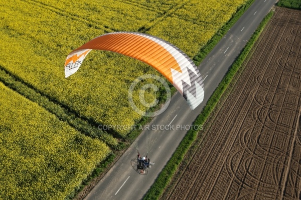 Paramoteur ULM survolant le colza