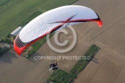 parapente au dessus des champs