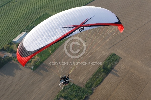 parapente au dessus des champs