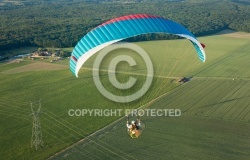 Parapente motorisé en vol au dessus de Saint-Chéron 91 , Esson