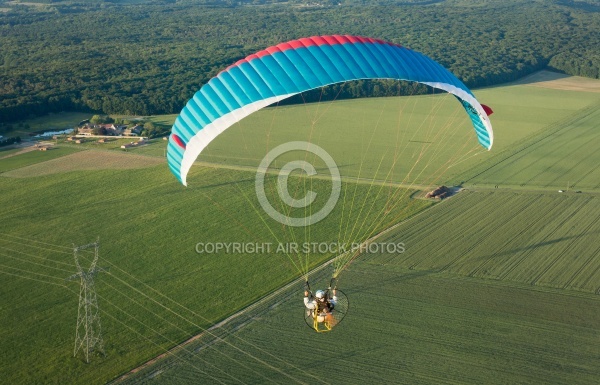 Parapente motorisé en vol au dessus de Saint-Chéron 91 , Esson