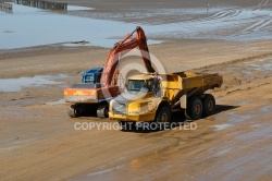 Pelleteuse chargeant du sable pour recontruire la dune d Arçais