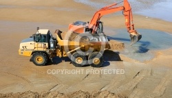 Pelleteuse chargeant du sable pour recontruire la dune d Arçais