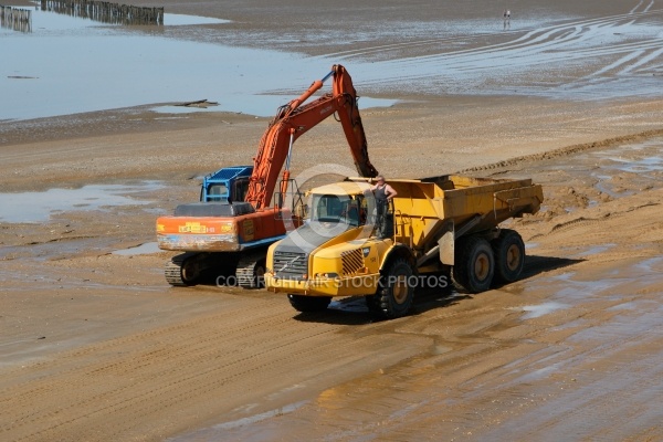 Pelleteuse chargeant du sable pour recontruire la dune d Arçais