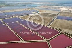 Photo aérienne des marais salants de Camargue  Aigues-Morte