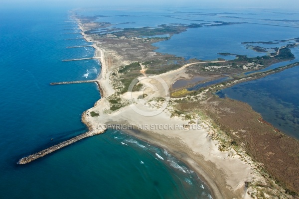 Photo aérienne des digues et étangs de Camargue