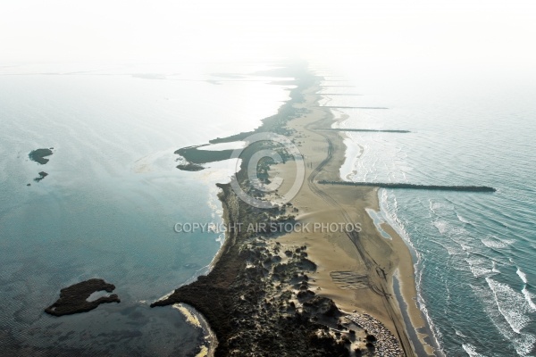 Photo aérienne des digues la petite Camargue