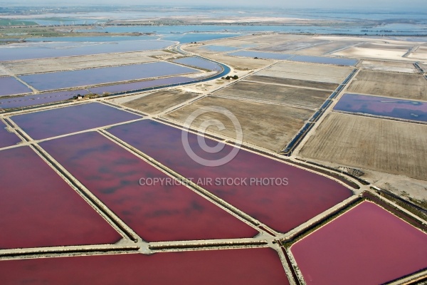 Photo aérienne des marais salants de Camargue  Aigues-Morte